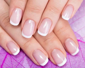 French Nails Kurz: Die neuesten Trends für einen eleganten Look