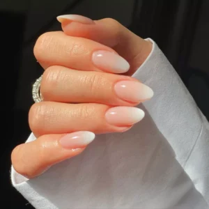 French Nails 2024: Der neueste Trend in der Nagelkunst