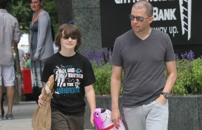 Charlie Austin Cryer – Eine faszinierende Persönlichkeit