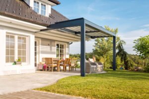 Terrassenüberdachung mit Lamellendach: Perfekter Sonnenschutz und wetterfeste Flexibilität