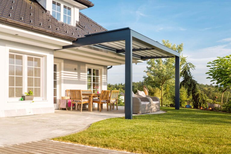 Terrassenüberdachung mit Lamellendach: Perfekter Sonnenschutz und wetterfeste Flexibilität