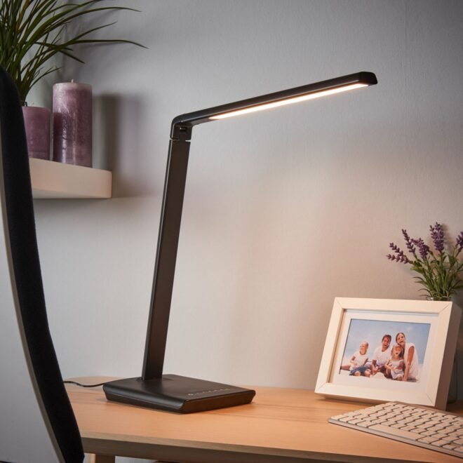 Moderne Schreibtischlampen mit USB-Anschluss und Dimmfunktion im Test