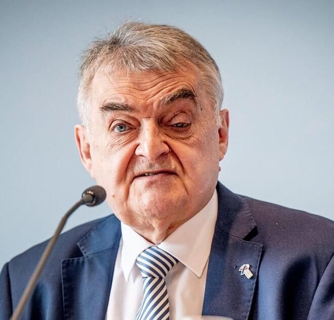 Herbert Reul Gesicht: Der Innenminister und sein öffentliches Erscheinungsbild