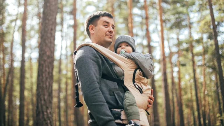 Unterwegs mit Baby: Was ein praktischer Begleiter im Familienalltag leisten sollte